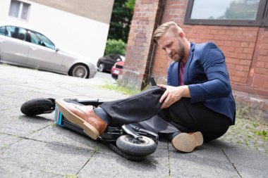 Sokakta elektrikli scooter ile Genç Adam Kaza