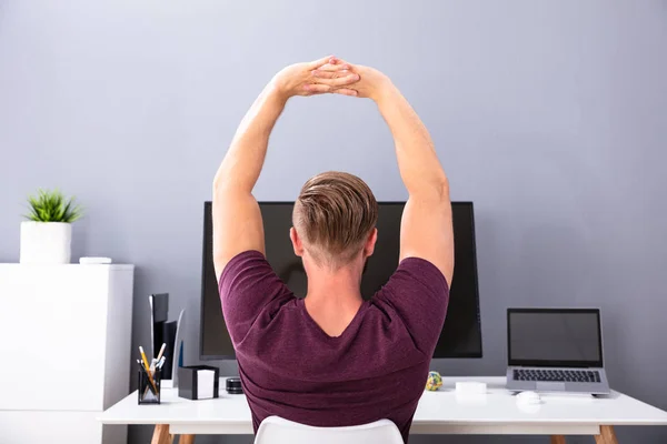 Achteraanzicht Van Zakenman Zittend Stoel Strekken Zijn Handen Werkplek — Stockfoto