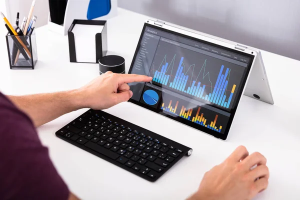 Close Businessman Hand Analyzing Graph Digital Laptop Workplace — Stock Photo, Image