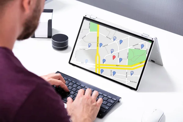 근접촬영 Man Using Gps Map Navigation Pointers Laptop — 스톡 사진