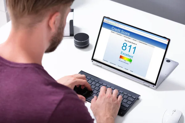 Junger Geschäftsmann Überprüft Online Kredit Score Auf Computer Büro — Stockfoto