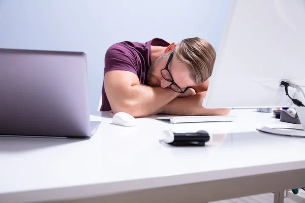 Hombre Negocios Agotado Durmiendo Escritorio Frente Computadora Oficina —  Fotos de Stock