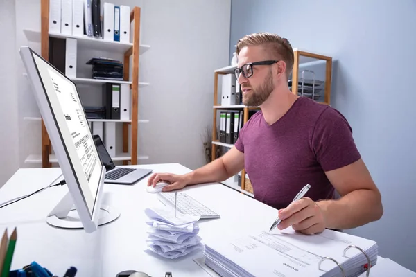 Primer Plano Empresario Que Comprueba Factura Ordenador — Foto de Stock