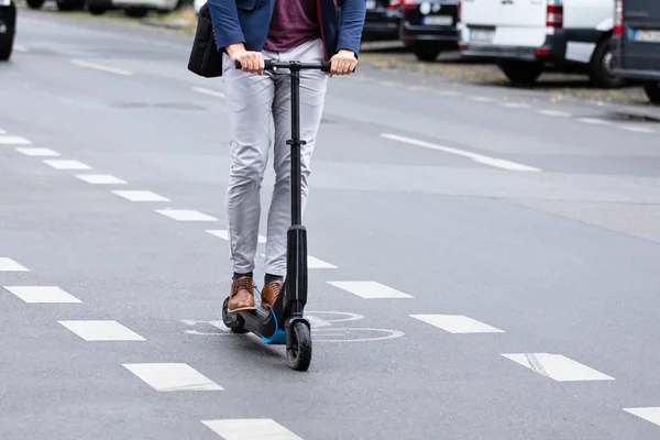 Közeli Fel Egy Üzletember Lovaglás Elektromos Robogó City Road — Stock Fotó