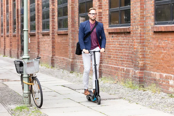 Ung Affärsman Med Axelväska Rida Elektrisk Skoter Gatan — Stockfoto