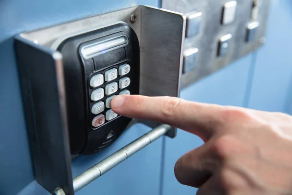 엘리베이터 내부의 코드를 입력하는 사람의 손가락을 누르는 클로즈업 — 스톡 사진