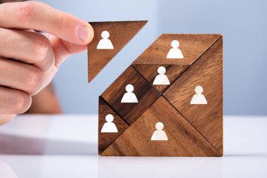 Kayıp bir parça kare Tangram bulmacanın içinde tutan adamın el Close-up