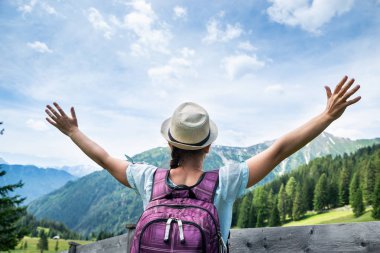 Panoramik Dağ Manzarasının Keyfini Sırt Çantasıyla Kadın