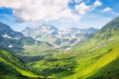 Yaz aylarında Avusturya Alpleri'nde Sıra dağlar