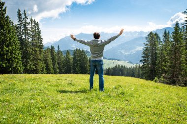 Panoramik Dağ Manzarasının Keyfini Sırt Çantasıyla Kadın