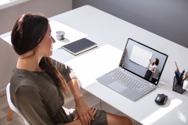 Yeni Yetenek İnternetteki Kadın. Video Eğitimi İzleniyor