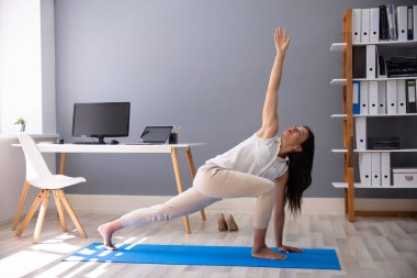 Mutlu Genç İşkadını İşyerinde Germe Egzersizi Yapıyor