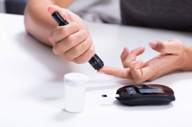 Glucometer ile Yüksek Kan Şekeri Testi Bir Kadının Eli Close-Up