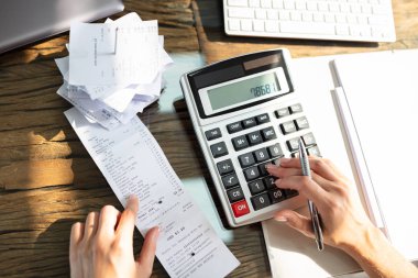 Ofiste Ahşap Masa Üzerinde Bill Kontrol Bir İş Kadını Close-up