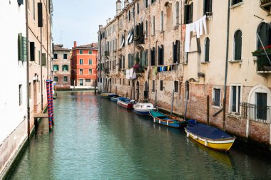 Venedik'te Eski Tarihi Evler Arası Kanal
