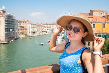 Venedik Büyük Kanalı Önünde Şapka Giyen Gülümseyen Genç Kadının Portresi