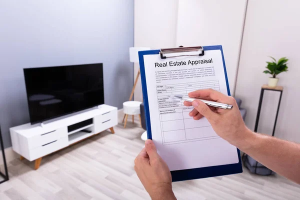 Primer Plano Mano Una Persona Llenando Formulario Evaluación Bienes Raíces — Foto de Stock