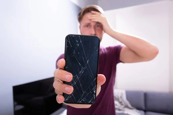 Hombre Preocupado Sosteniendo Teléfono Inteligente Roto Casa — Foto de Stock