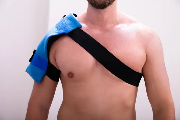 Shirtless Man Ice Pack His Shoulder Standing Wall — Stock Photo, Image