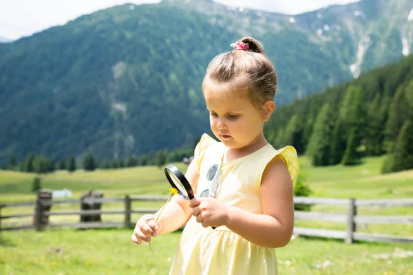 Petite Fille Regardant Fleur Travers Verre Grossissant — Photo