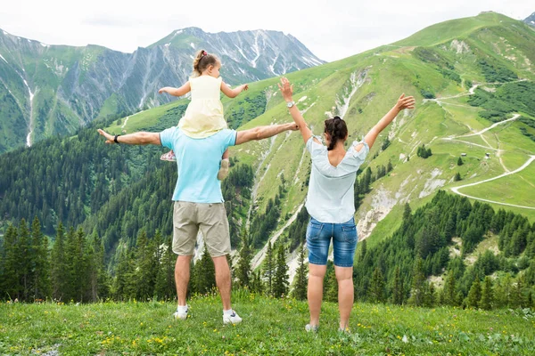 Visão Traseira Família Feliz Olhando Para Vista Panorâmica Montanha — Fotografia de Stock