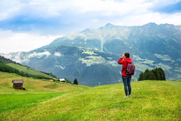 Mulher Com Mochila Montanhas Olhando Spyglass — Fotografia de Stock