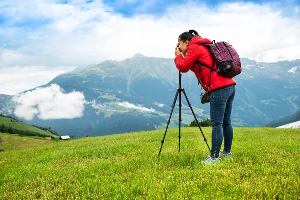 Woman Taking Photo Scenic Mountain Landscape — Stock Photo, Image