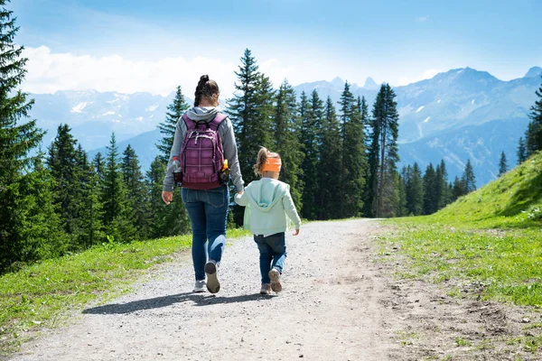 Madre Bambina Piedi Sentiero Escursionistico Montagna — Foto Stock