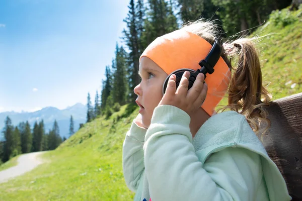Küçük Kız Kulaklık Dağlarda Müzik Dinliyor — Stok fotoğraf