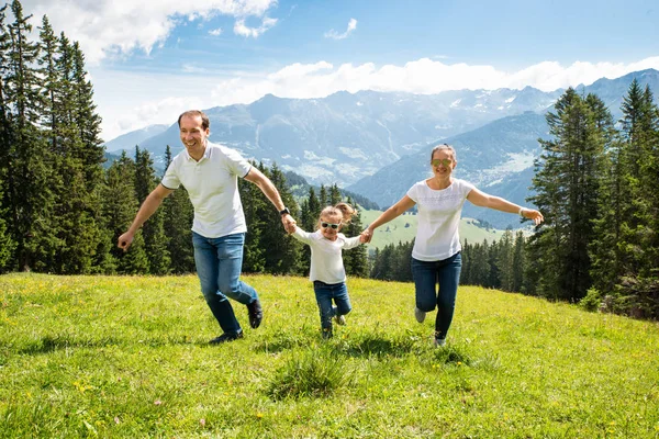 Famiglia Con Figlia Che Tiene Mani Esecuzione Sul Campo Montagna — Foto Stock