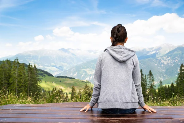 Woman Sitting Bench Enjoying Panoramic Mountain View — Stock Photo, Image