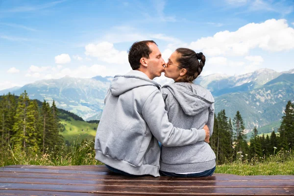 Paar Sitzt Auf Bank Und Genießt Bergpanorama — Stockfoto