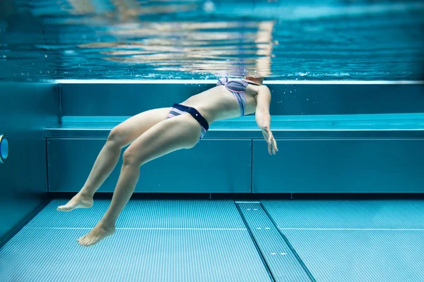 Onder Water Foto Van Vrouw Zwemmen Zwembad — Stockfoto