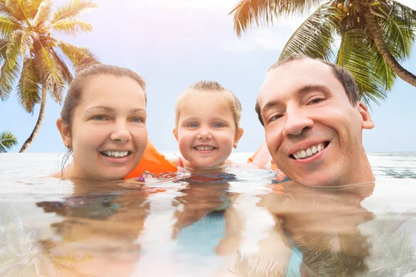 Familie Macht Selfie Schwimmbad Den Bergen — Stockfoto
