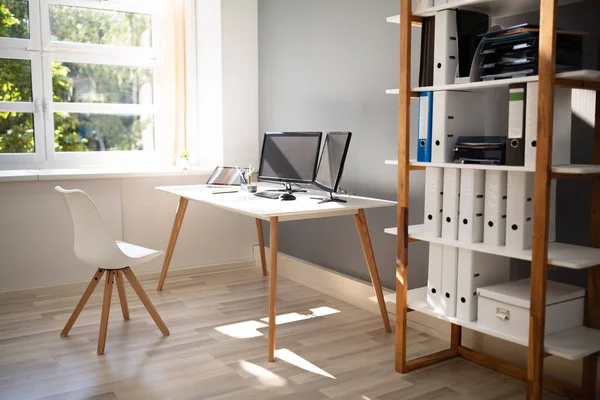 Computer Und Laptop Auf Dem Schreibtisch Modernen Interior Office — Stockfoto