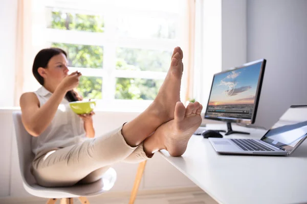 Sidoutsikt Över Affärskvinna Titta Video Dator Och Äta Mat Office — Stockfoto