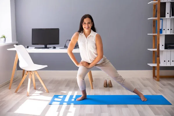 Felice Giovane Donna Affari Che Esercizio Stretching Sul Posto Lavoro — Foto Stock