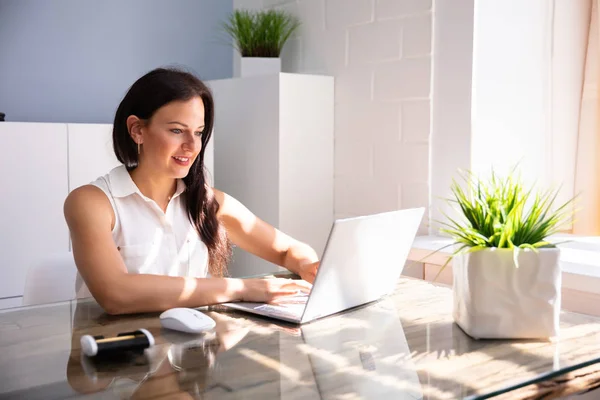 Lycklig Ung Affärskvinna Använder Laptop Arbetsplatsen Office — Stockfoto