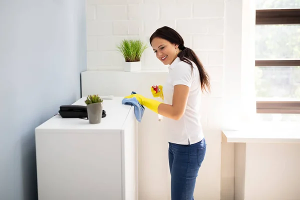 Sidovy Över Lycklig Kvinnlig Vaktmästare Städ Hylla Med Servett — Stockfoto