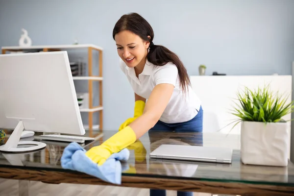 Zijaanzicht Van Vrouwelijke Conciërge Reiniging Bureau Met Blauwe Servet Office — Stockfoto