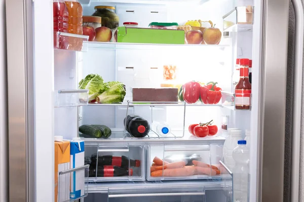 一个装满水果的开放式冰箱的照片 — 图库照片