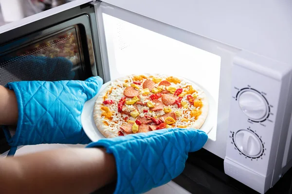 Close Van Een Gelukkige Vrouw Die Bakken Pizza Magnetron — Stockfoto