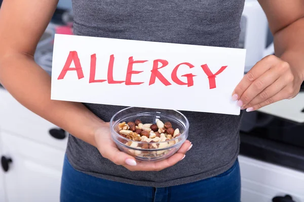 Woman Hand Holding Nut Bowl Card Allergy Text Dalam Bahasa — Stok Foto