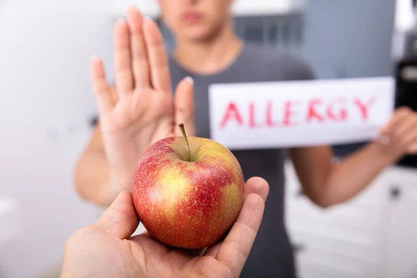 Mulher Segurando Cartão Alergia Recusando Apple Oferecido Por Uma Pessoa — Fotografia de Stock