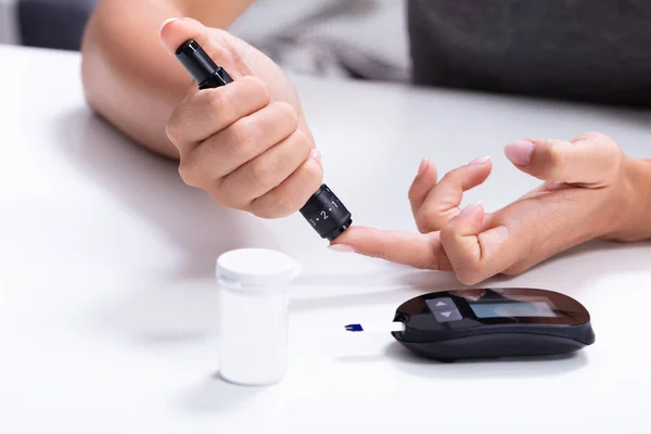 Close Mão Uma Mulher Testando Alto Açúcar Sangue Com Glicosímetro — Fotografia de Stock