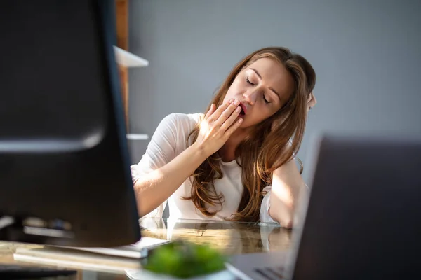 Joven Empresaria Cansada Bostezando Lugar Trabajo — Foto de Stock