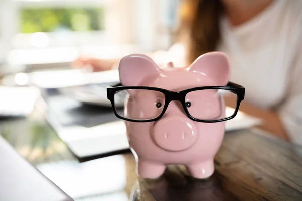 Empresário Calculando Bill Frente Pink Piggy Bank Desk — Fotografia de Stock