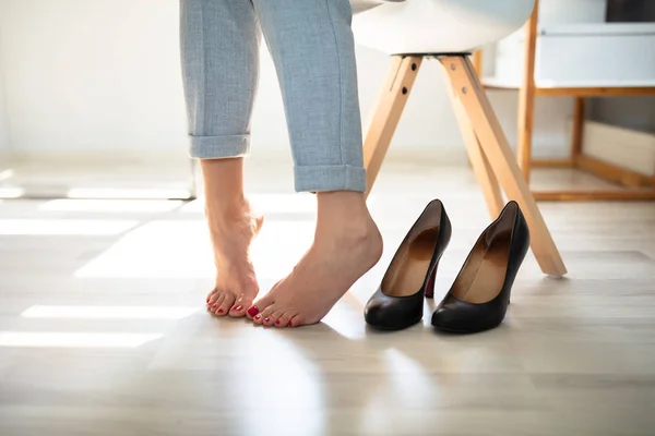 堅木張りの床のハイヒールに近い女性の足のクローズ アップ — ストック写真