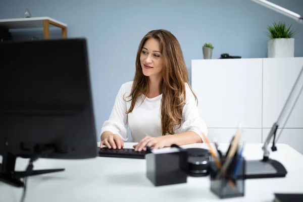 Gelukkig Jonge Zakenvrouw Hand Typen Computer Toetsenbord Office — Stockfoto