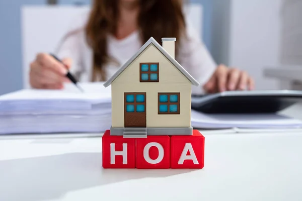 Close Van Huis Model Hoa Blokken Voor Zakenvrouw — Stockfoto